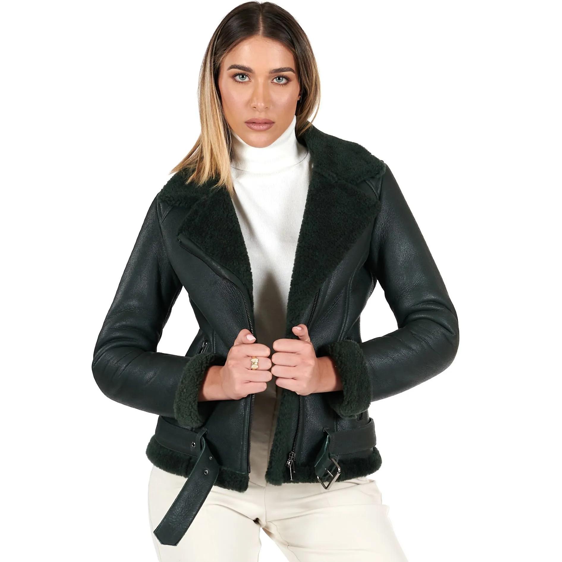 Montone shearling verde con cintura e cerniera trasversale