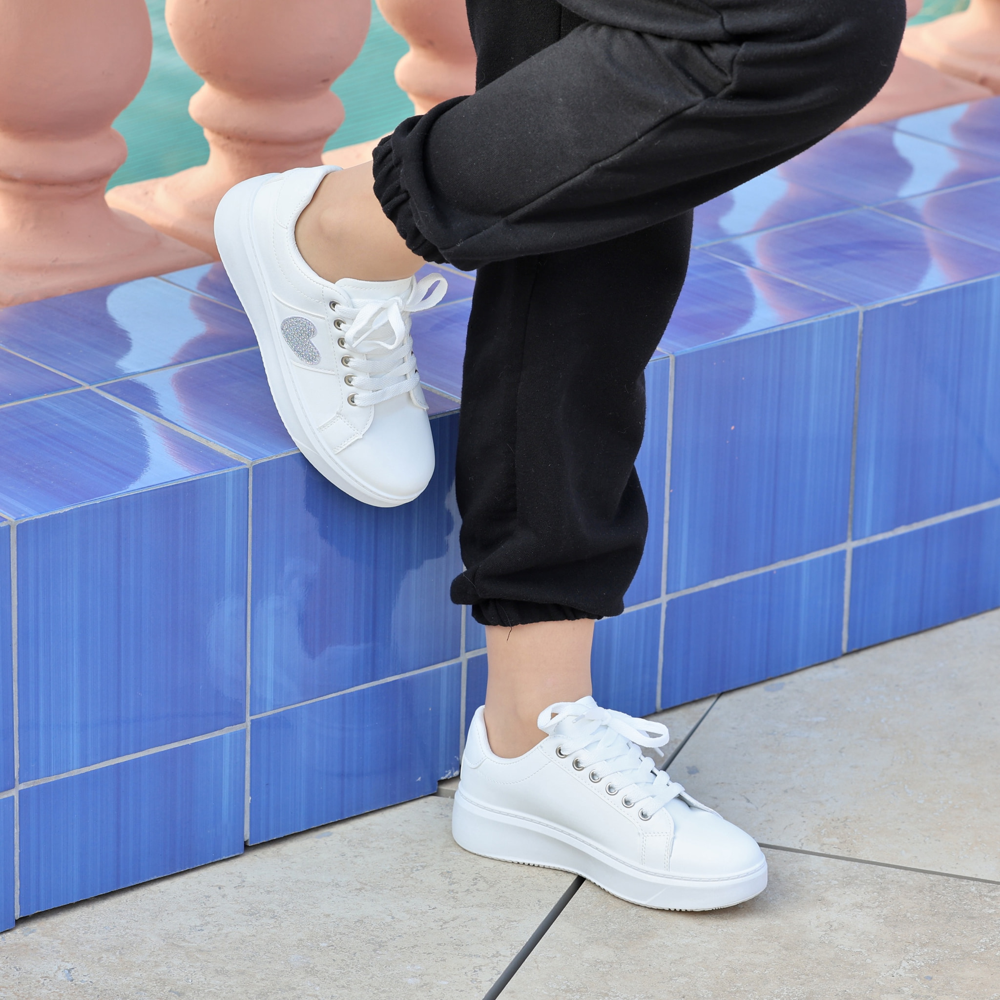 Sneakers in simil pelle con dettaglio strass