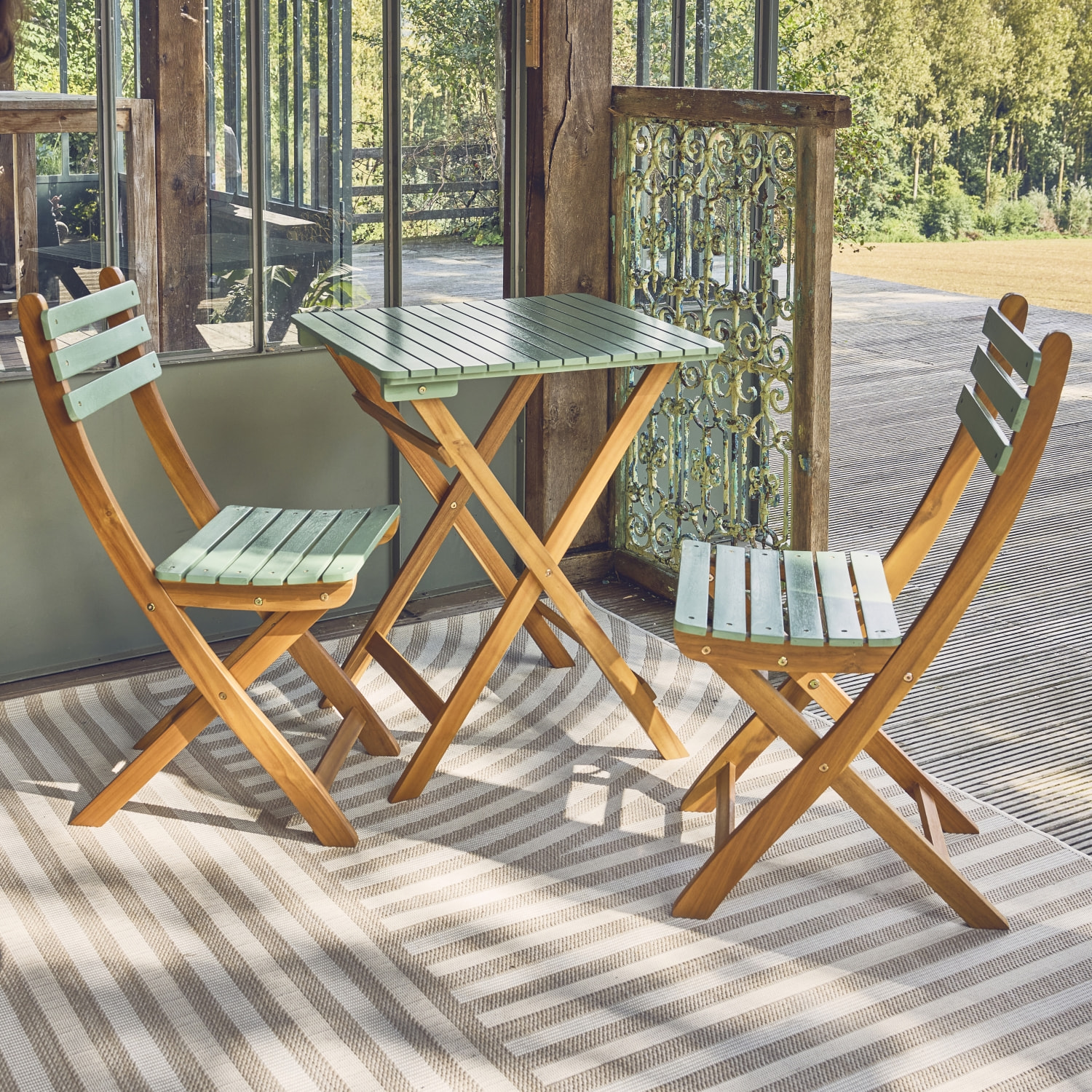 Table de jardin pliante bois d'acacia + 2 assises vert de gris HILORA . table carrée