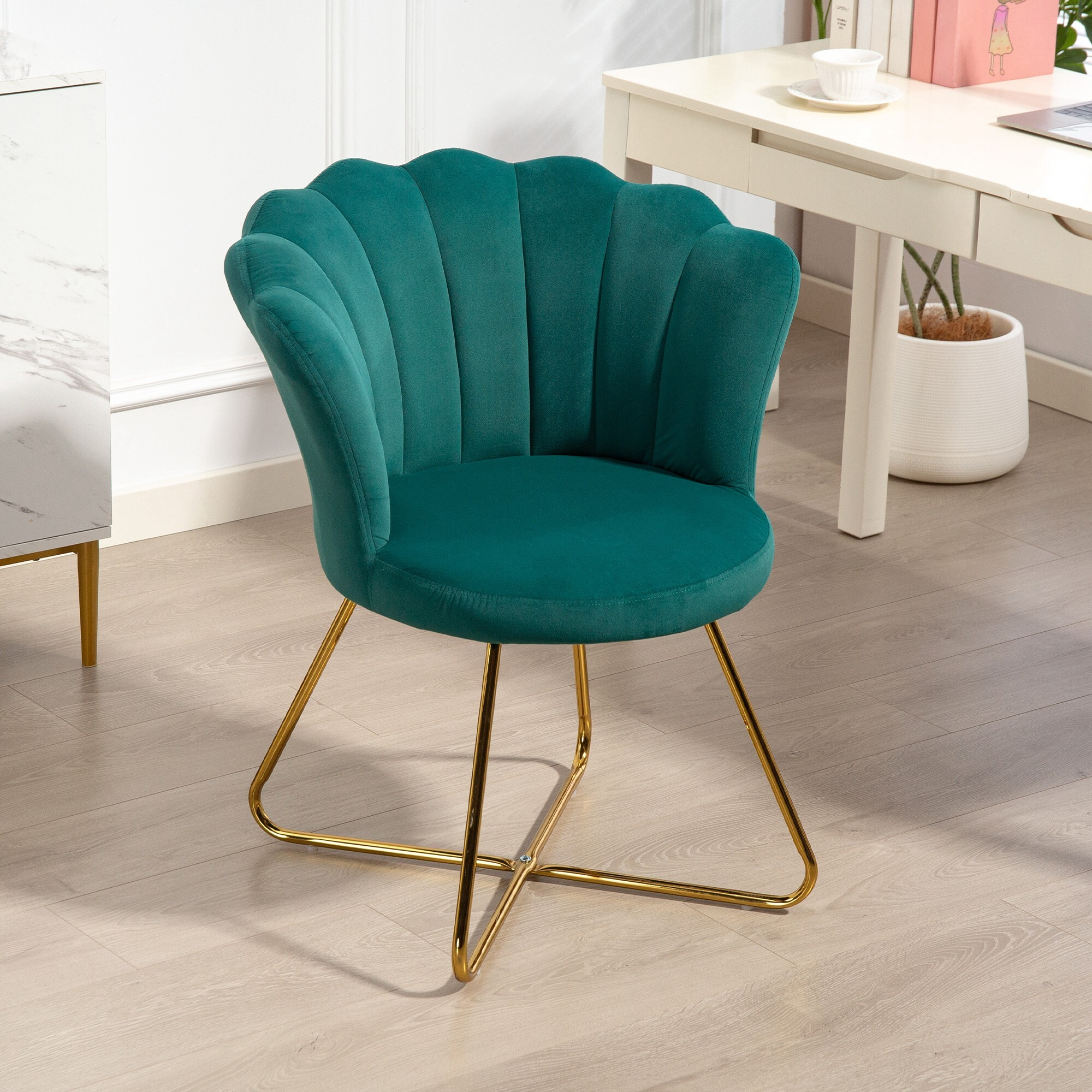 Fauteuil design coquillage piètement acier doré velours vert émeraude