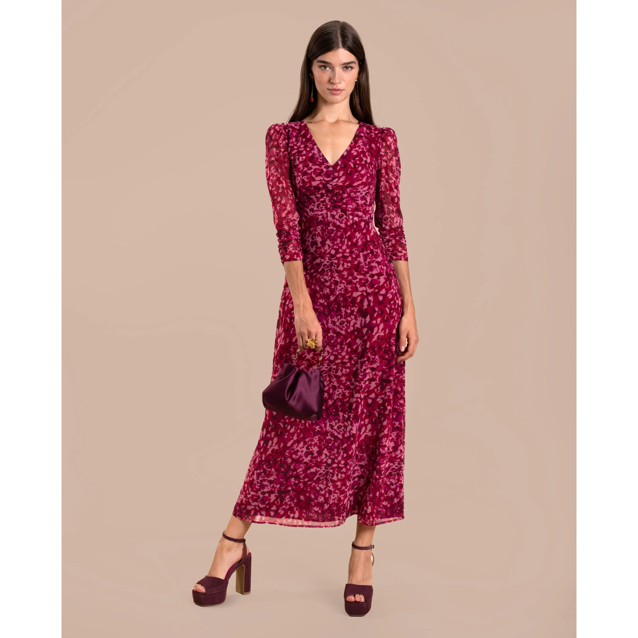 Vestido midi con manga y escote en pico