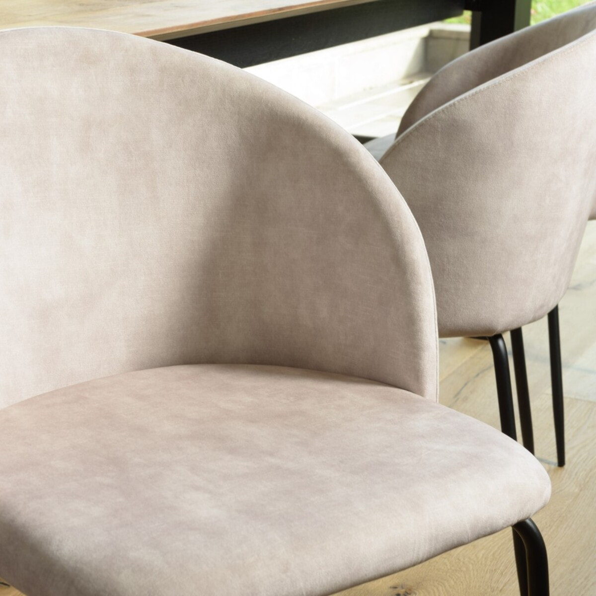 TOM - Lot de 2 chaises velours beige dossier enveloppant pieds acier