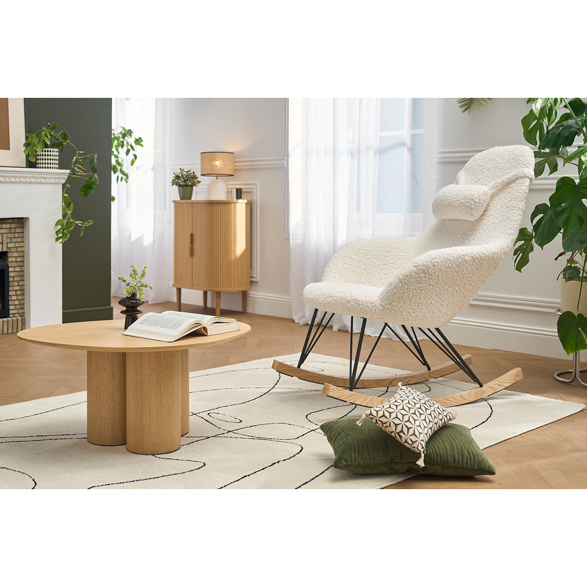 Rocking chair scandinave en tissu effet peau de mouton blanc, métal noir et bois clair JHENE