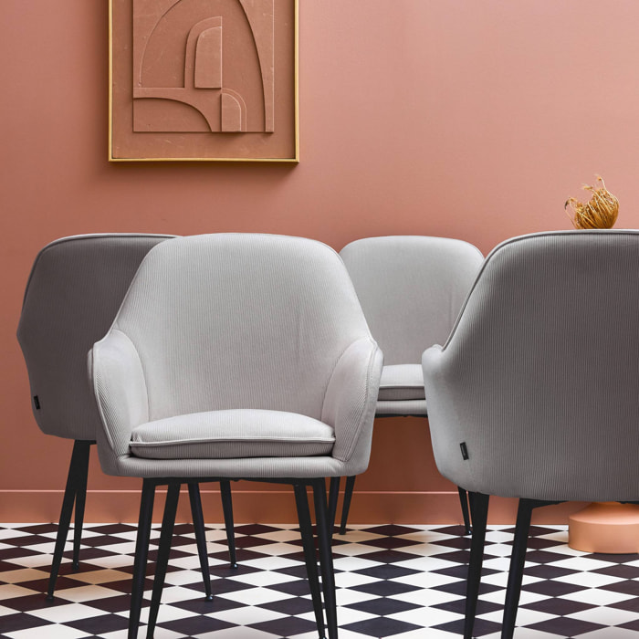 Lot de 4 fauteuils en velours côtelé gris clair et pieds en métal noir mat. L 57 x P 59 x H 84.5cm