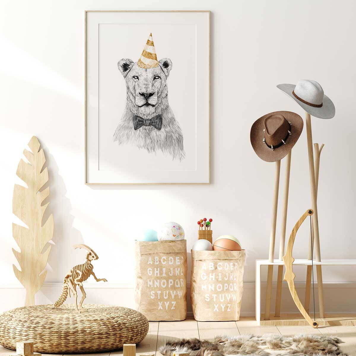 Affiche enfant lionne en fête  Affiche sous cadre bois