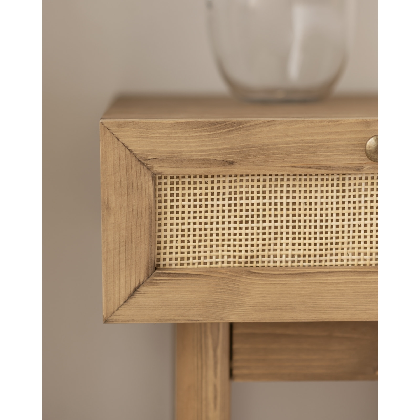Mesita de noche de madera maciza y rafia con un cajón en tono roble oscuro de 40x45cm Alto: 45 Largo: 40 Ancho: 37