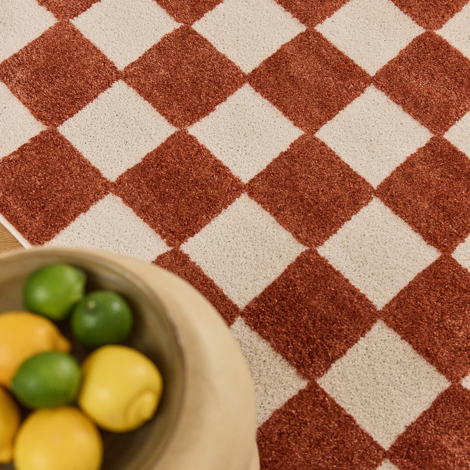 PANTONE - Tapis terracotta à motif damier TERRA DEL SOL
