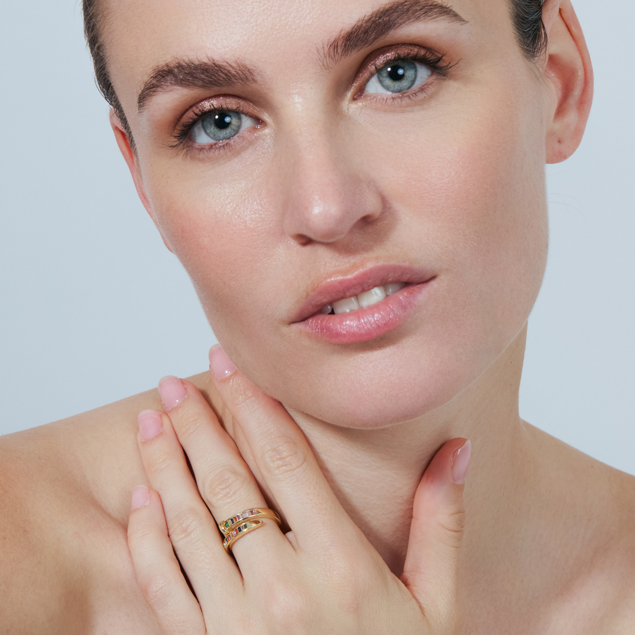 Anillo de Aleación de Metal y Circonita Multicolor acabado en oro amarillo de 18k