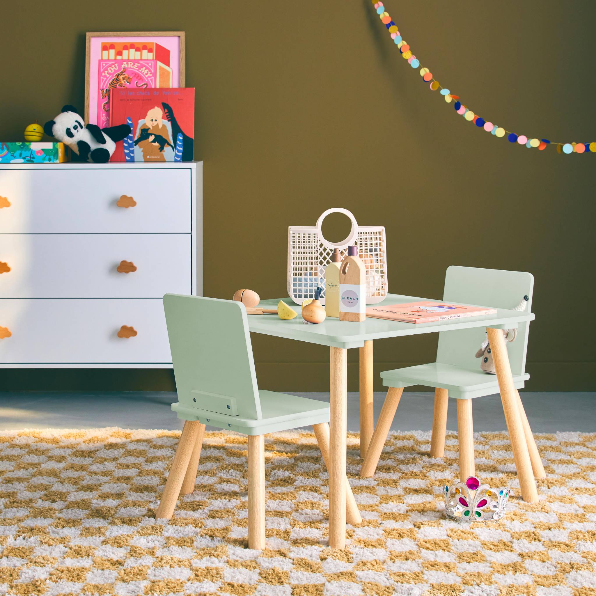 Table carrée enfant avec 2 chaises. pieds en pin. vert