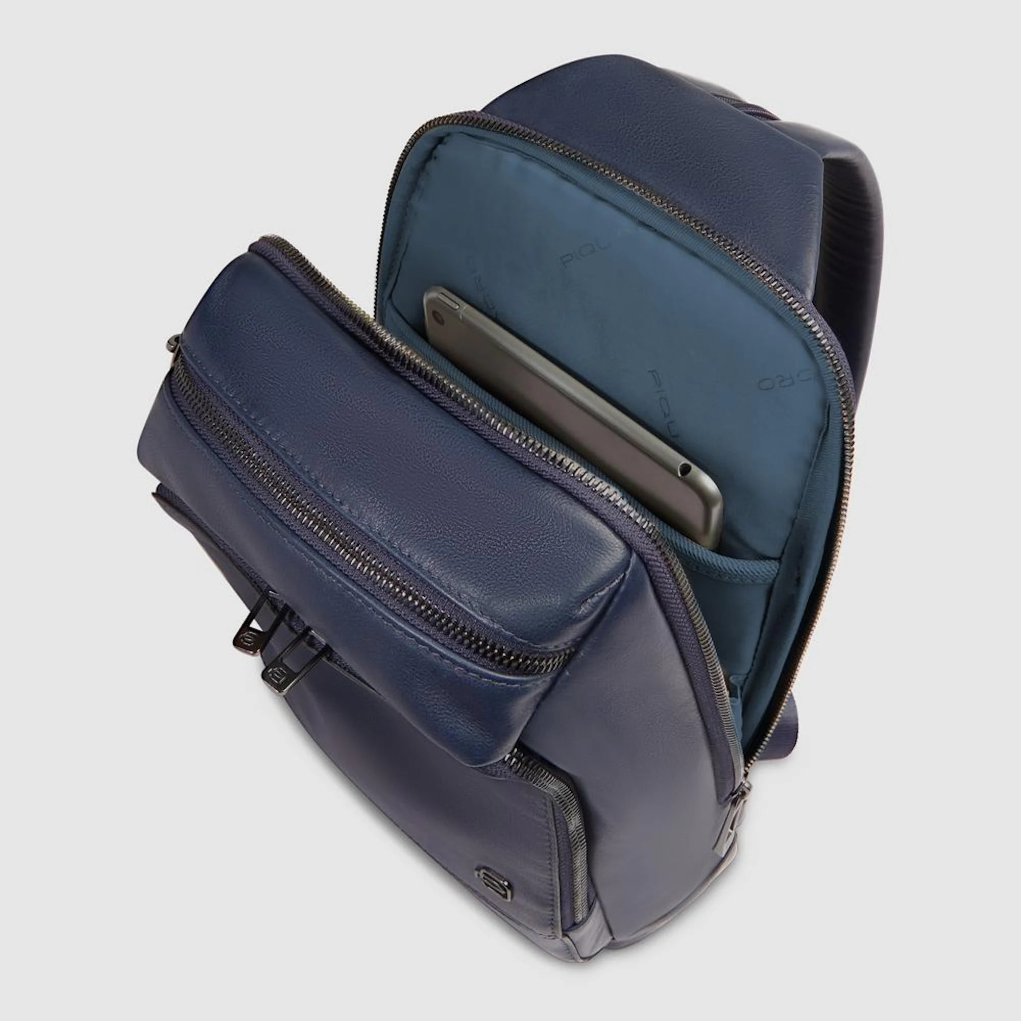 Piquadro Zaino monospalla in pelle personalizzabile porta iPad® con protezione RFID, portabile a zaino