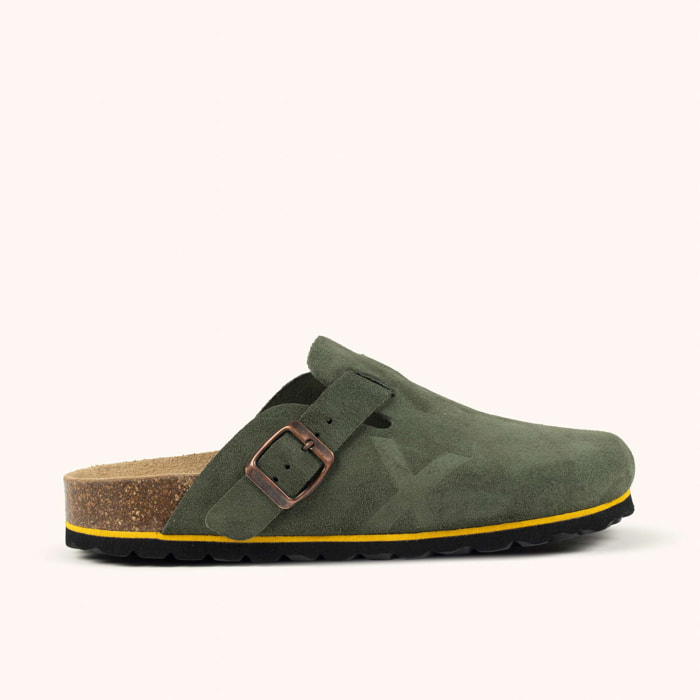 MUNICH NATAL 03 Zueco unisex de ante verde oliva con hebilla y suela de corcho