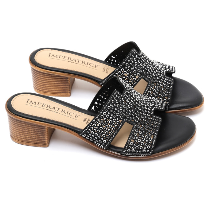 Sandali in simil pelle con applicazioni di strass e sottopiede comodissimo in memory