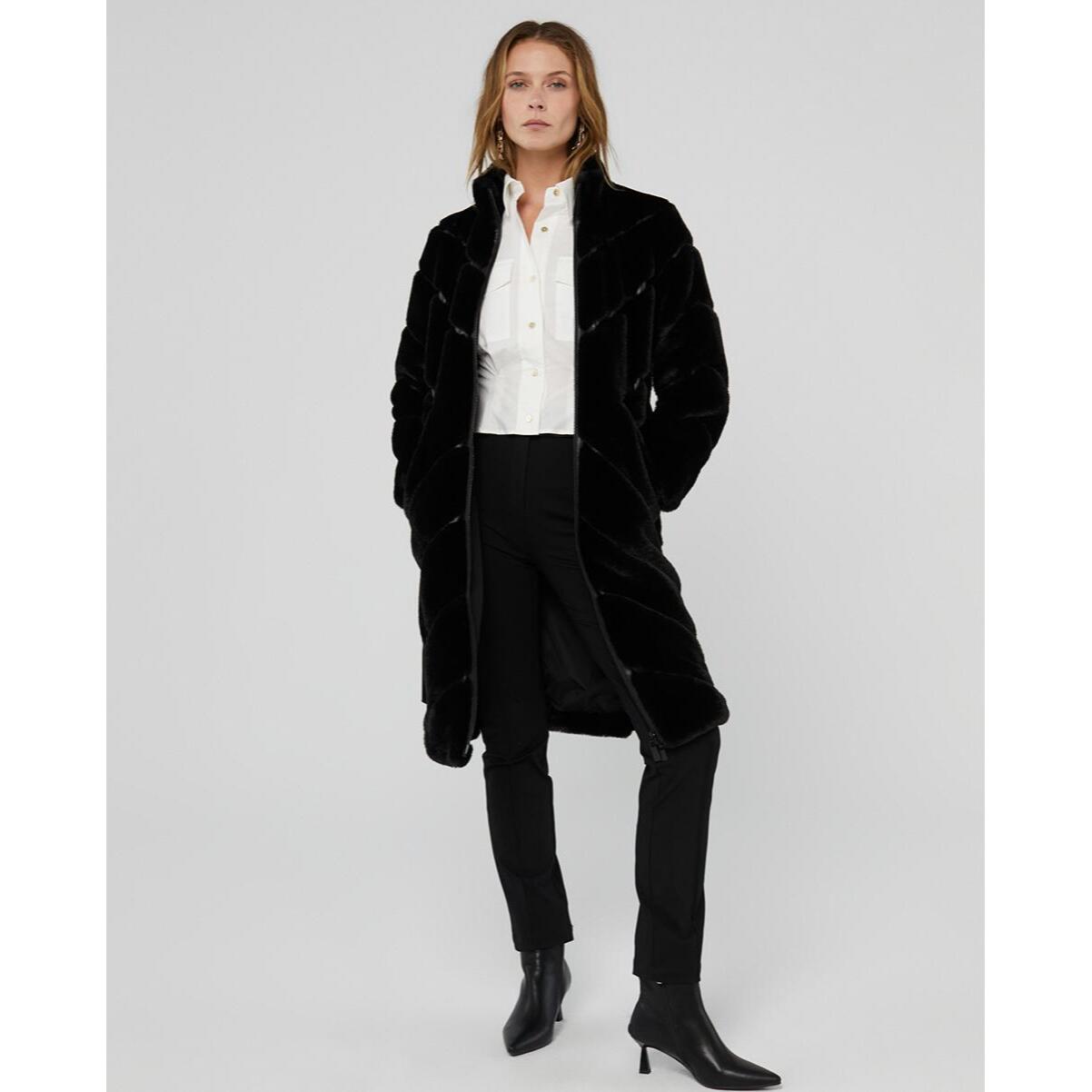 Cappotto di pelliccia di lunghezza media con tagli a spina di pesce