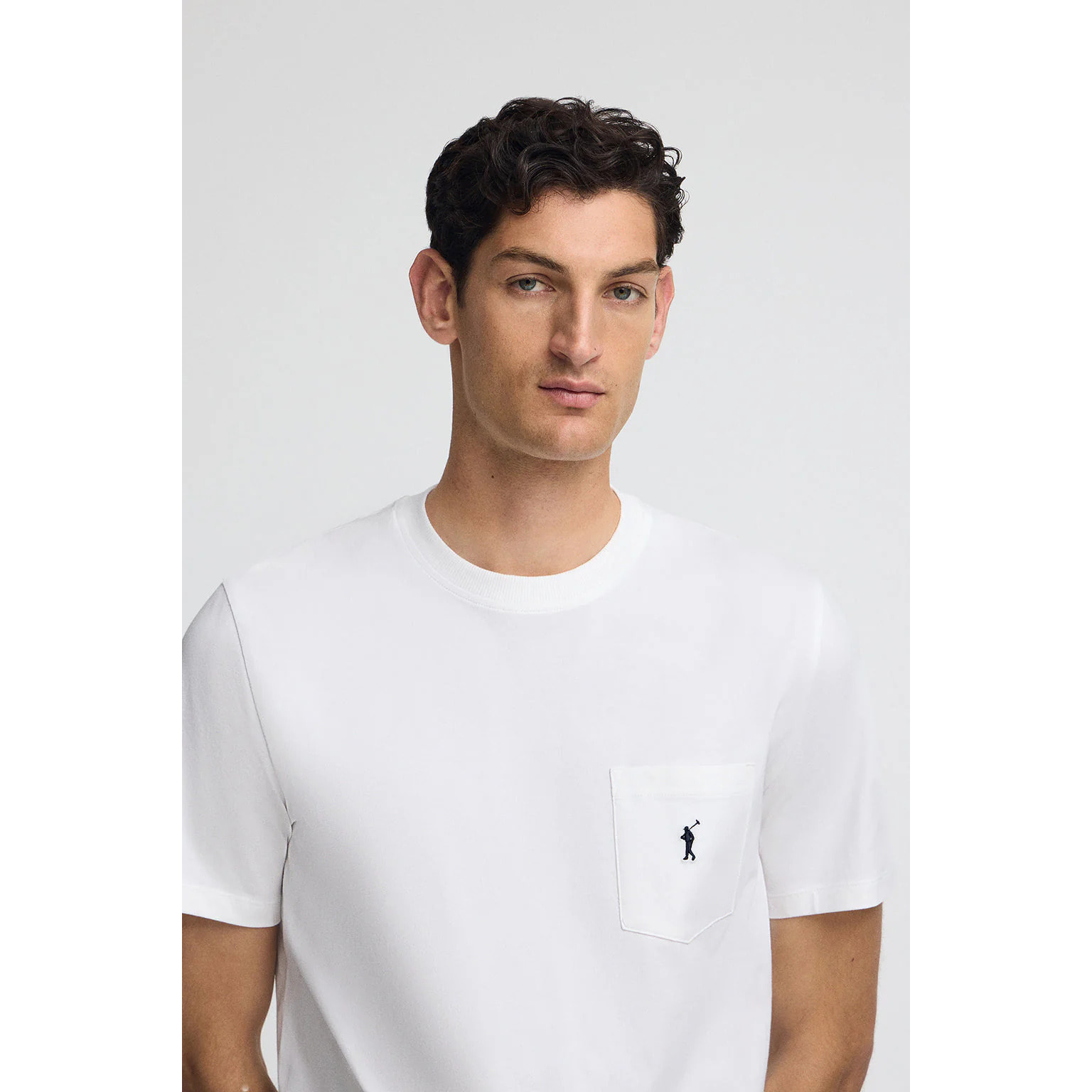 Camiseta blanca con bolsillo y bordado Rigby Go.