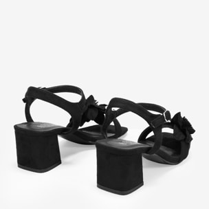 Sandalias de tacón negras con flor