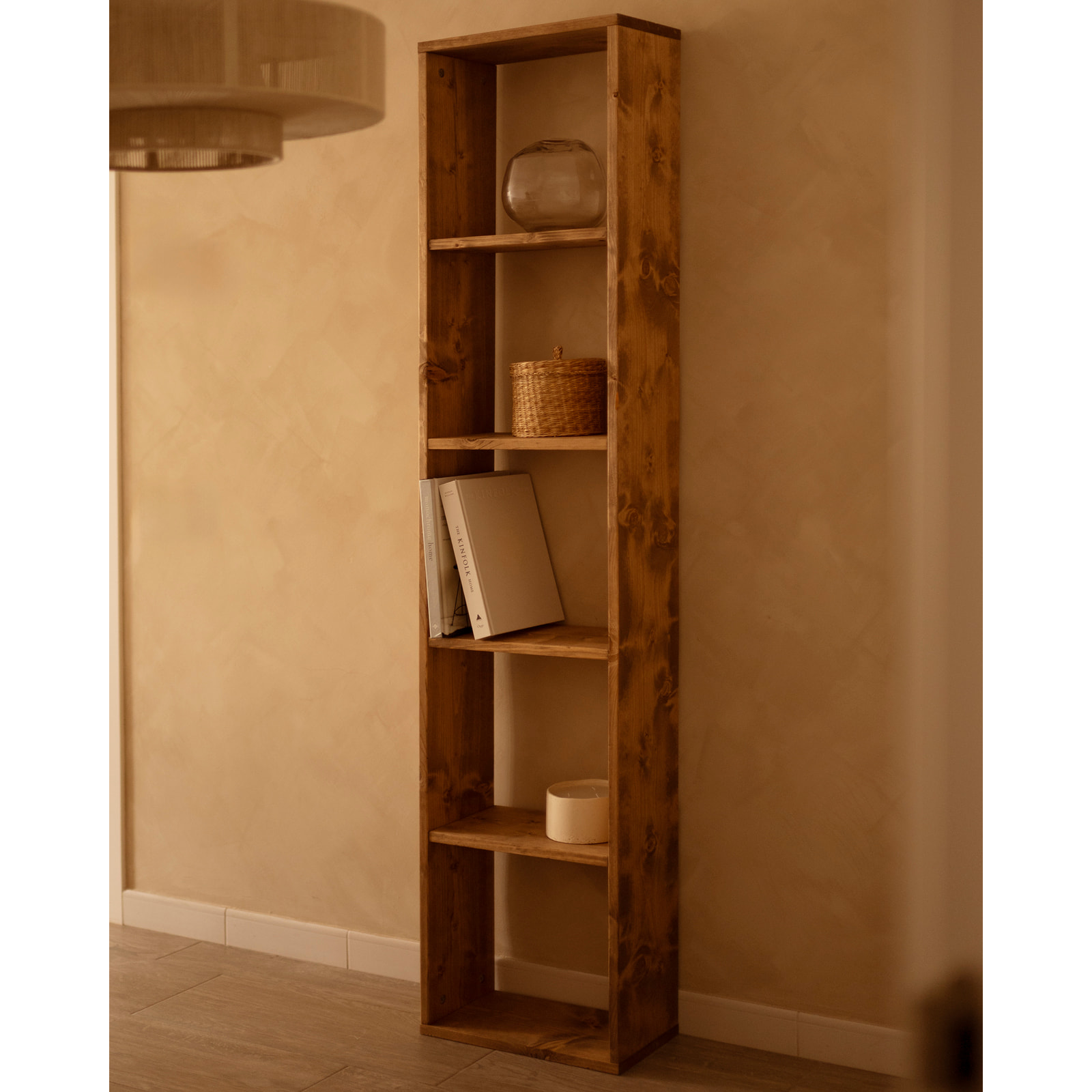 Estanteria de madera maciza en tono roble oscuro con 4 estantes Alto: 182 Largo: 40 Ancho: 20