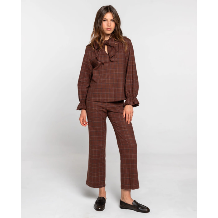Pantalón recto marrón de cuadros con bragueta y botón