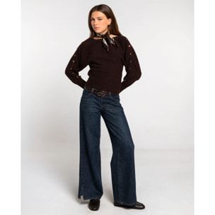 Vaquero azul marino con costura lateral adelantada y abertura en el bajo