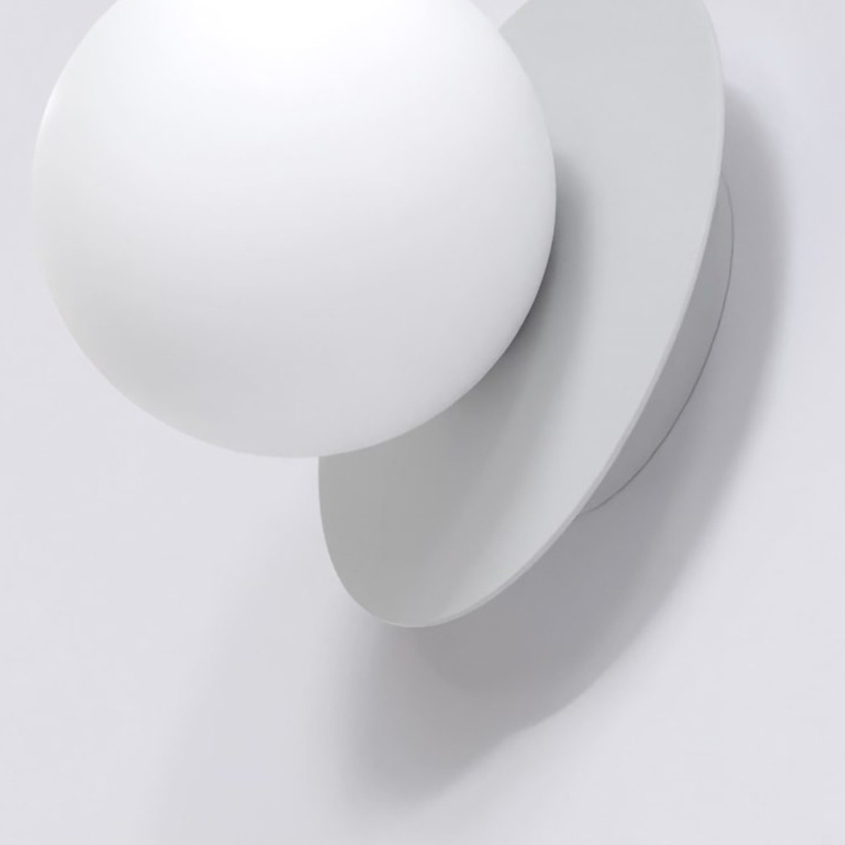Lampada a parete Americana in acciaio grigio e vetro bianco opaco