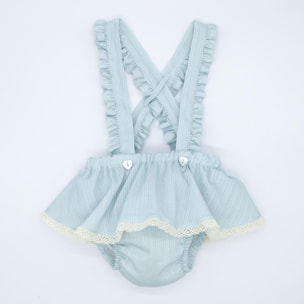 Cubrepañal con falda y tirantes con volantes.