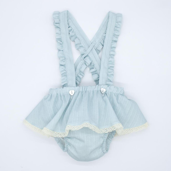 Cubrepañal con falda y tirantes con volantes.