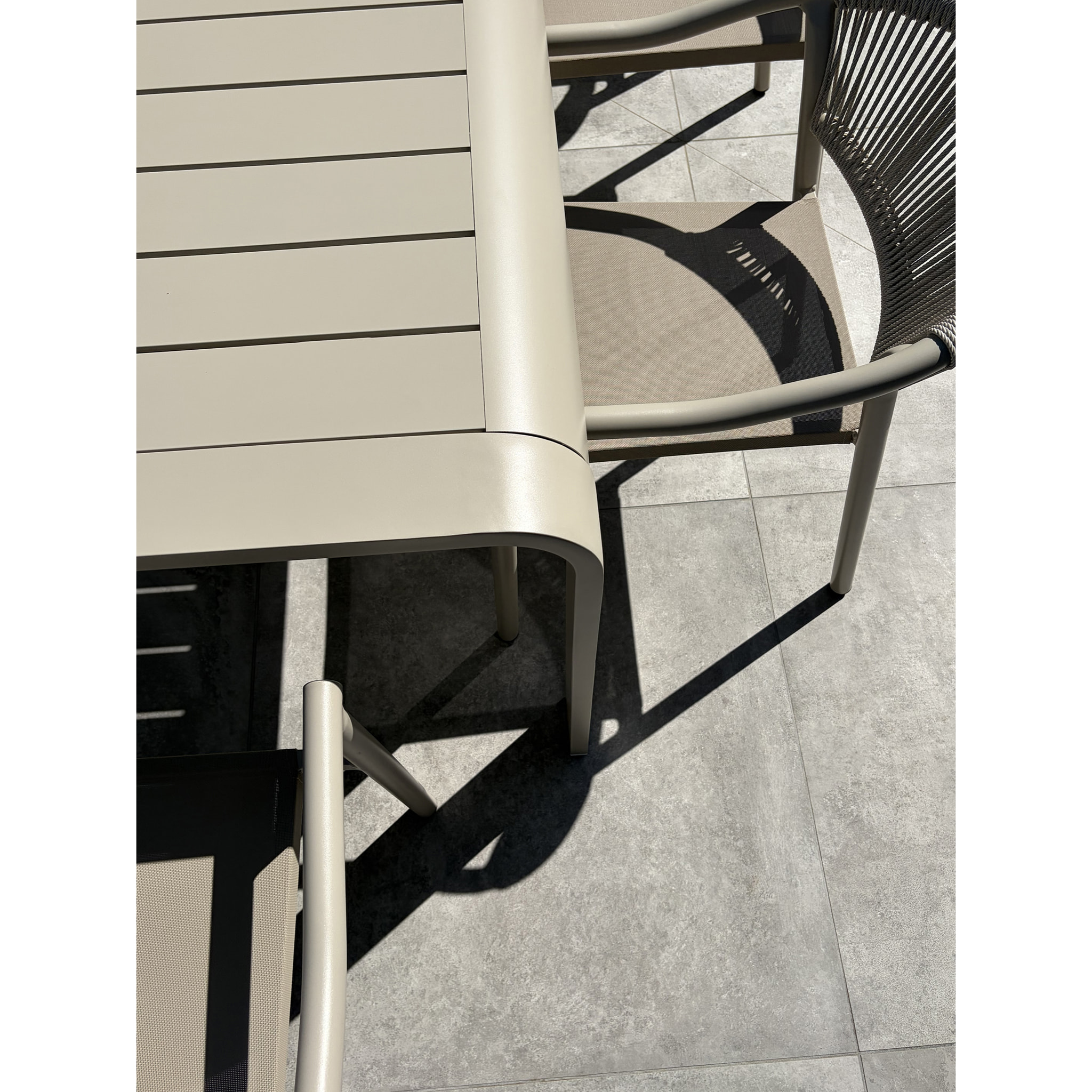 HANOI - Ensemble repas de jardin en aluminium 8 places coloris grège