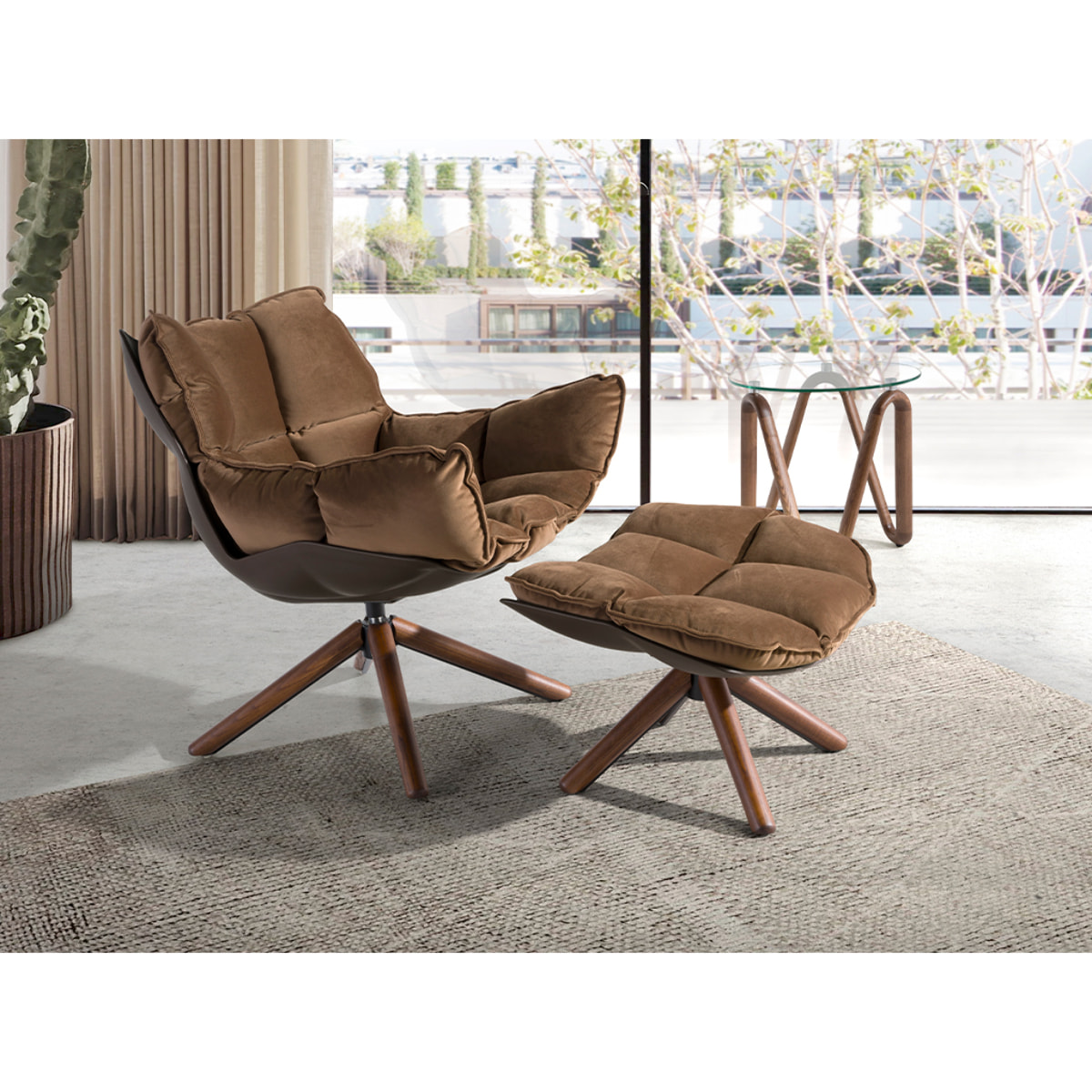 Ottoman tapizado en tela aterciopelada en marrón con estructura de patas de madera en nogal 69x54x41cm
