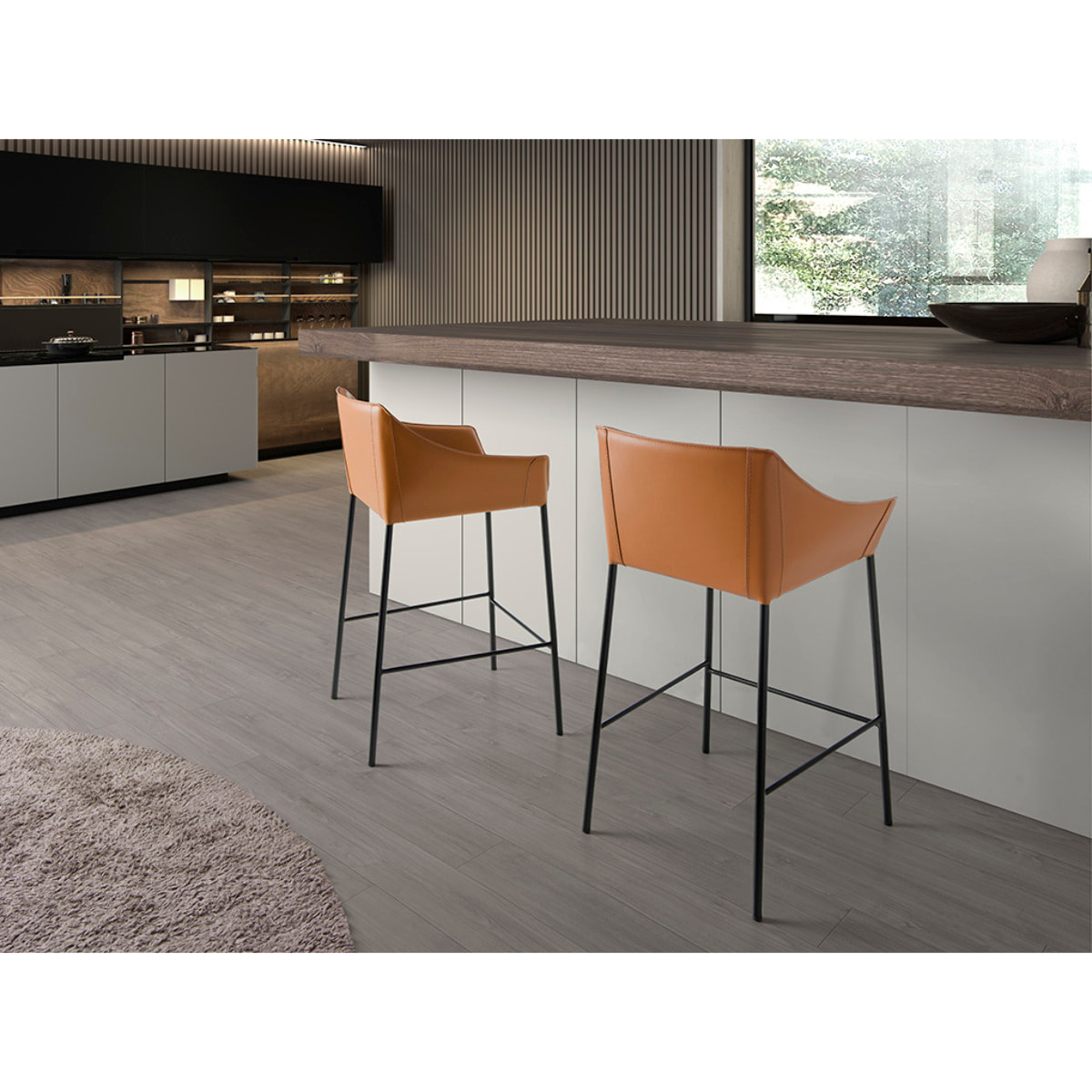 Taburete Angel Cerdá con asiento y respaldo tapizados en polipiel en marrón patas de acero inoxidable en negro mate 59x55x92cm