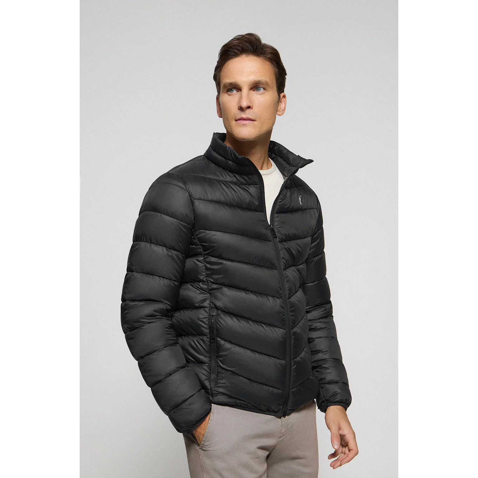 Chaqueta Chase ultralight negra con bordado Rigby Go