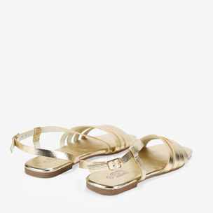 Sandalias planas doradas con tiras y hebilla