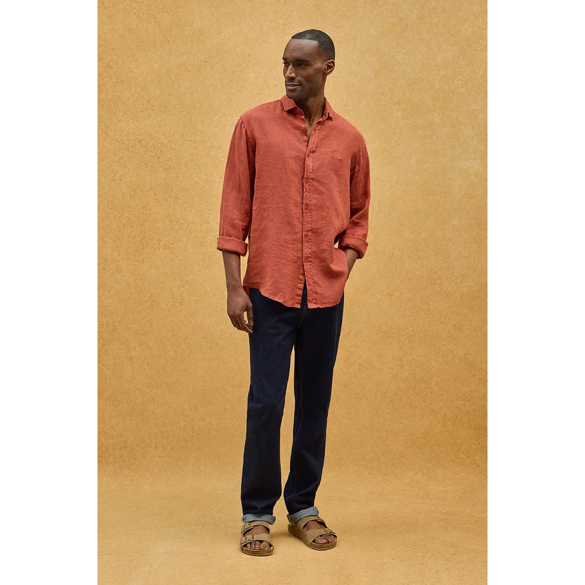 Camisa rojo ladrillo de lino de corte regular con bordado Polo Club
