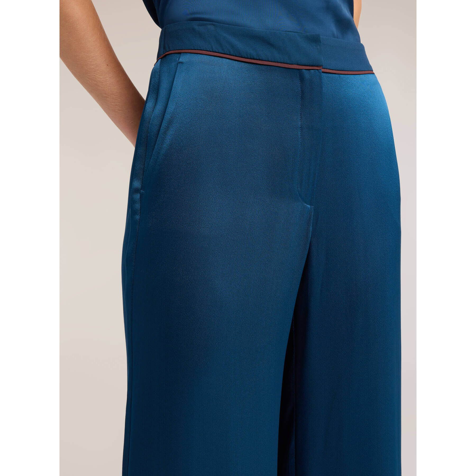 Motivi - Pantaloni cropped in raso con profili a contrasto - Blu