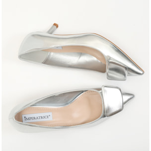 Dècolletè pumps in simil pelle con tacco basso e dettaglio sulla punta