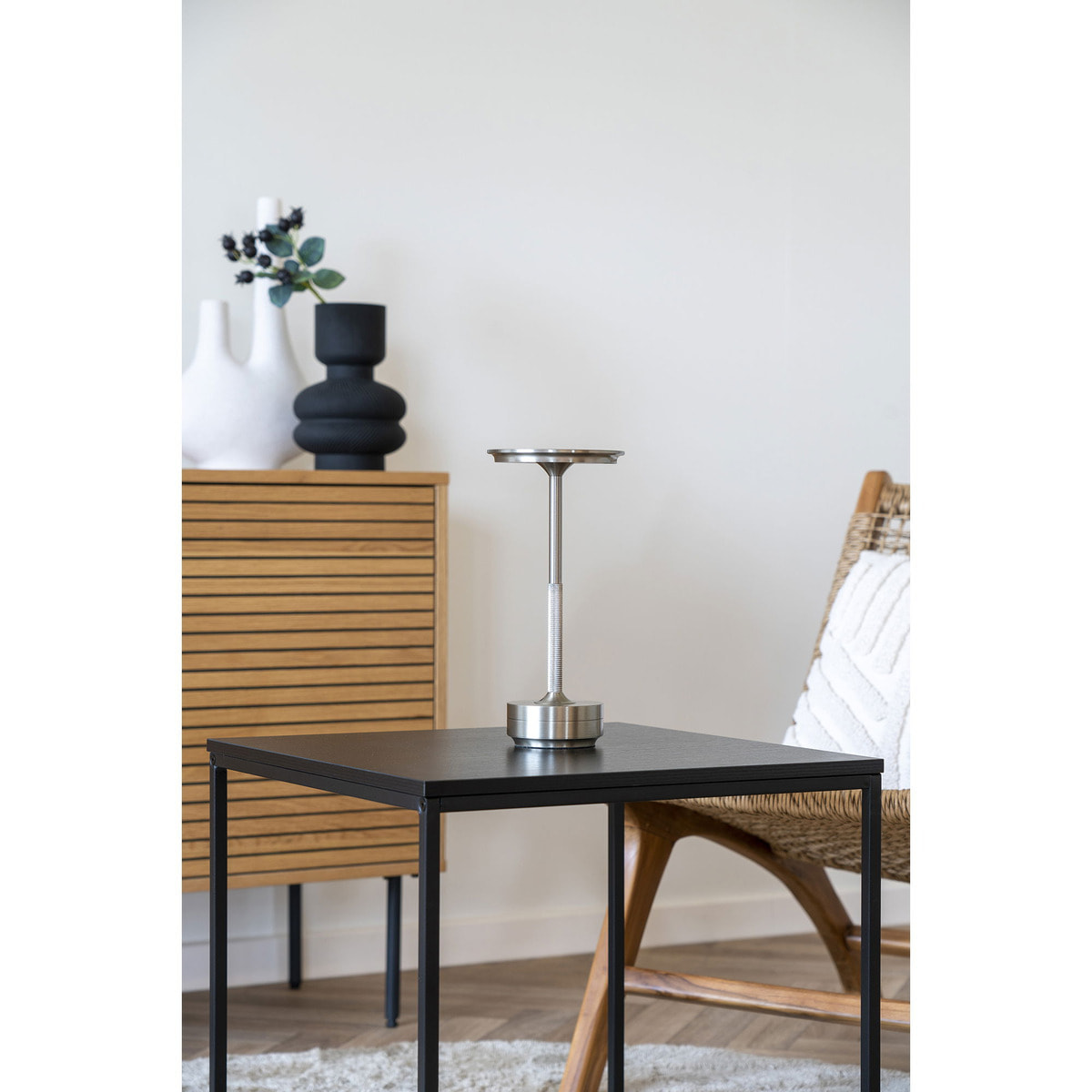 Lampada da tavolo Lyneham ricaricabile in alluminio argento
