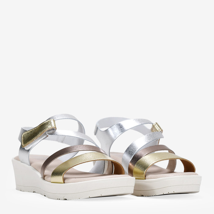 Sandalias metalizadas en piel con cuña