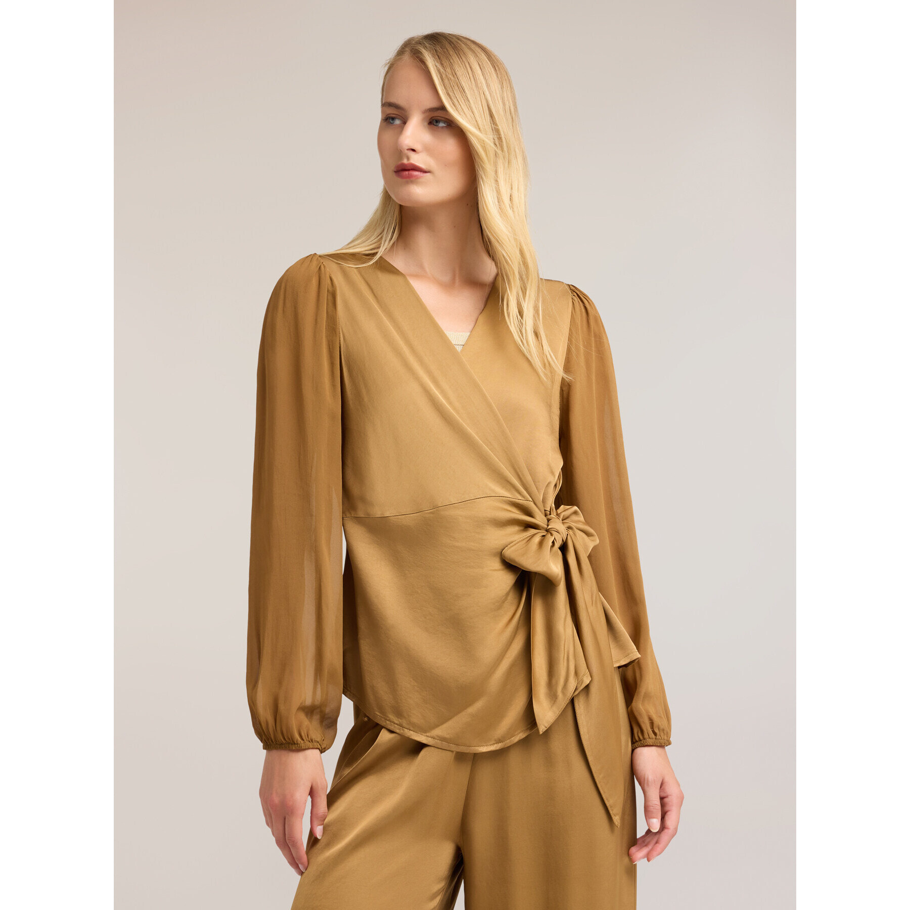 Motivi - Blusa de raso con escote en V y lazo - Beige