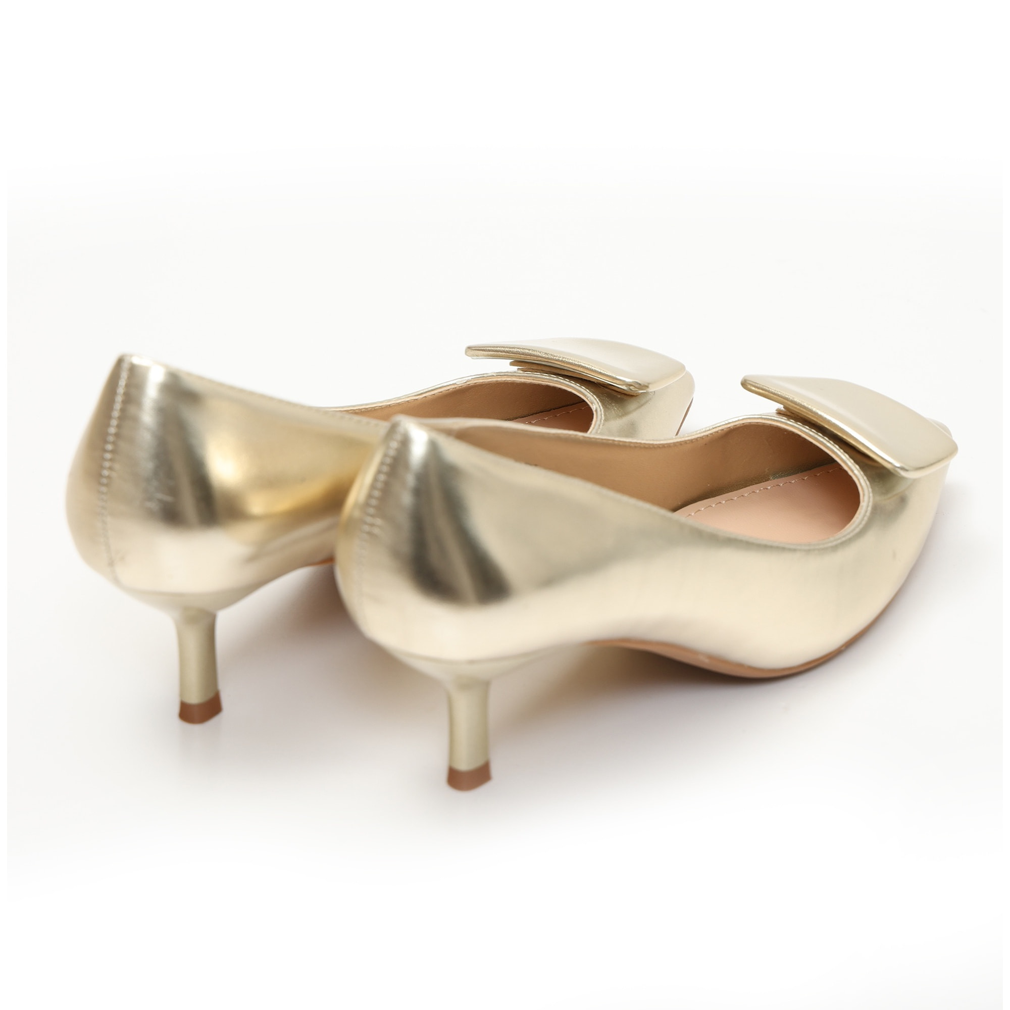 Dècolletè pumps in simil pelle con tacco basso e dettaglio sulla punta