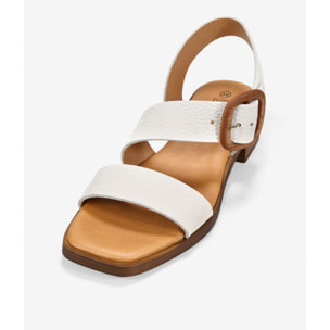 Sandalias de tacón beige en piel con hebilla de madera