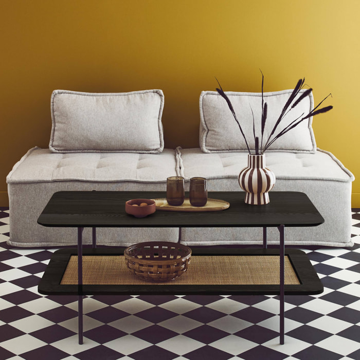 Table basse vintage 110 cm coloris noir. double plateaux effet bois et cannage. piètement et structure en métal noir
