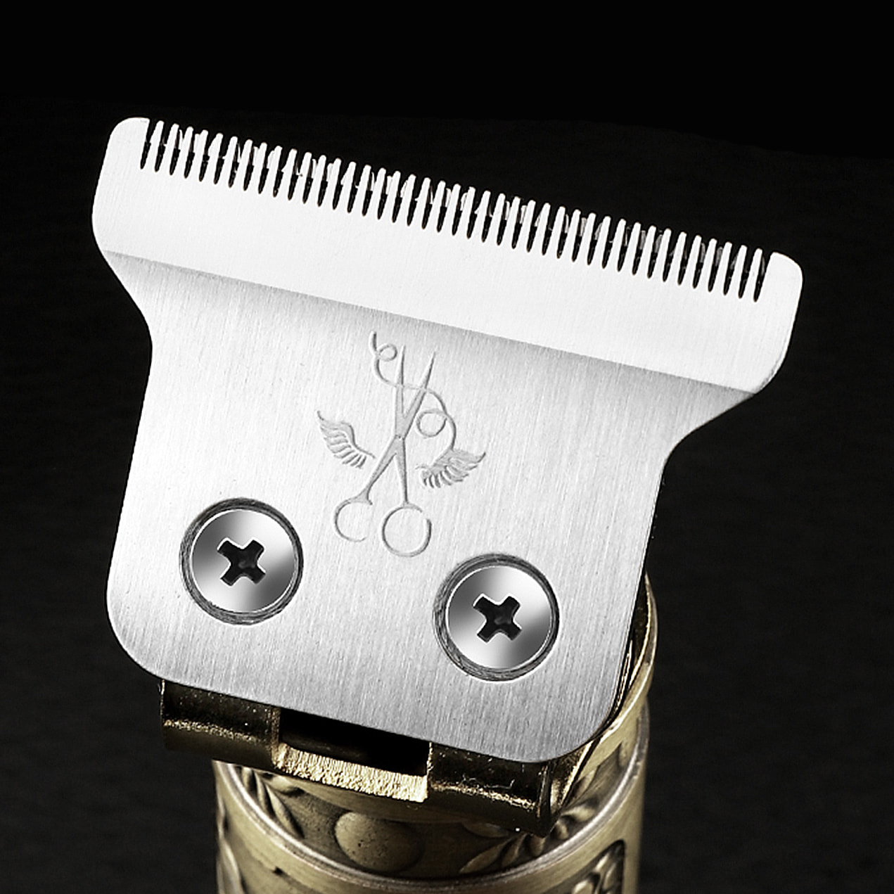 Recortador perfilador para pelo y barba LM-800. Diseño vintage completamente metálico. Con peines de 1 a 4mm y juego de accesorios. Batería recargable.