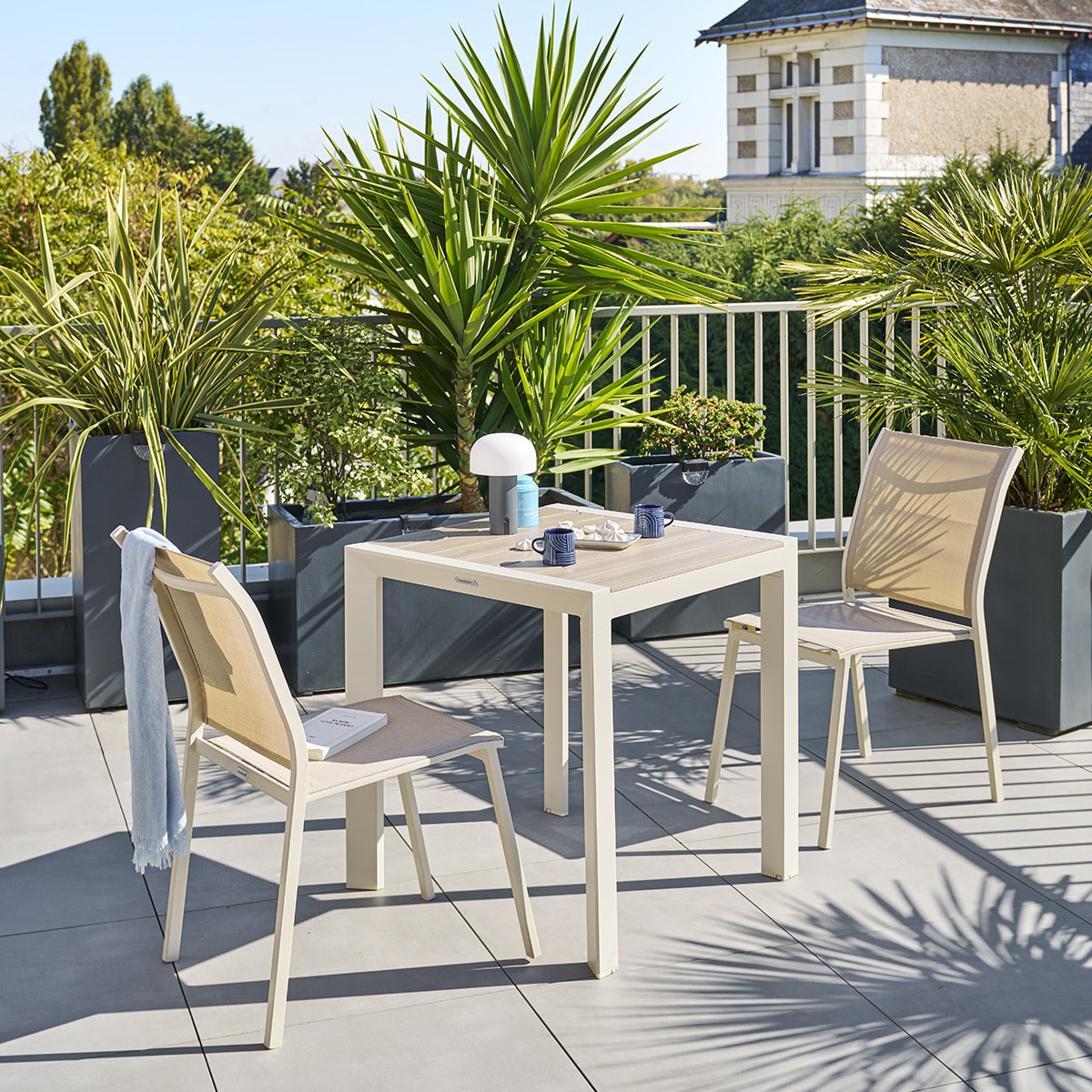 Table de jardin "Évasion" effet bois lin & argile 2 places lates en aluminium