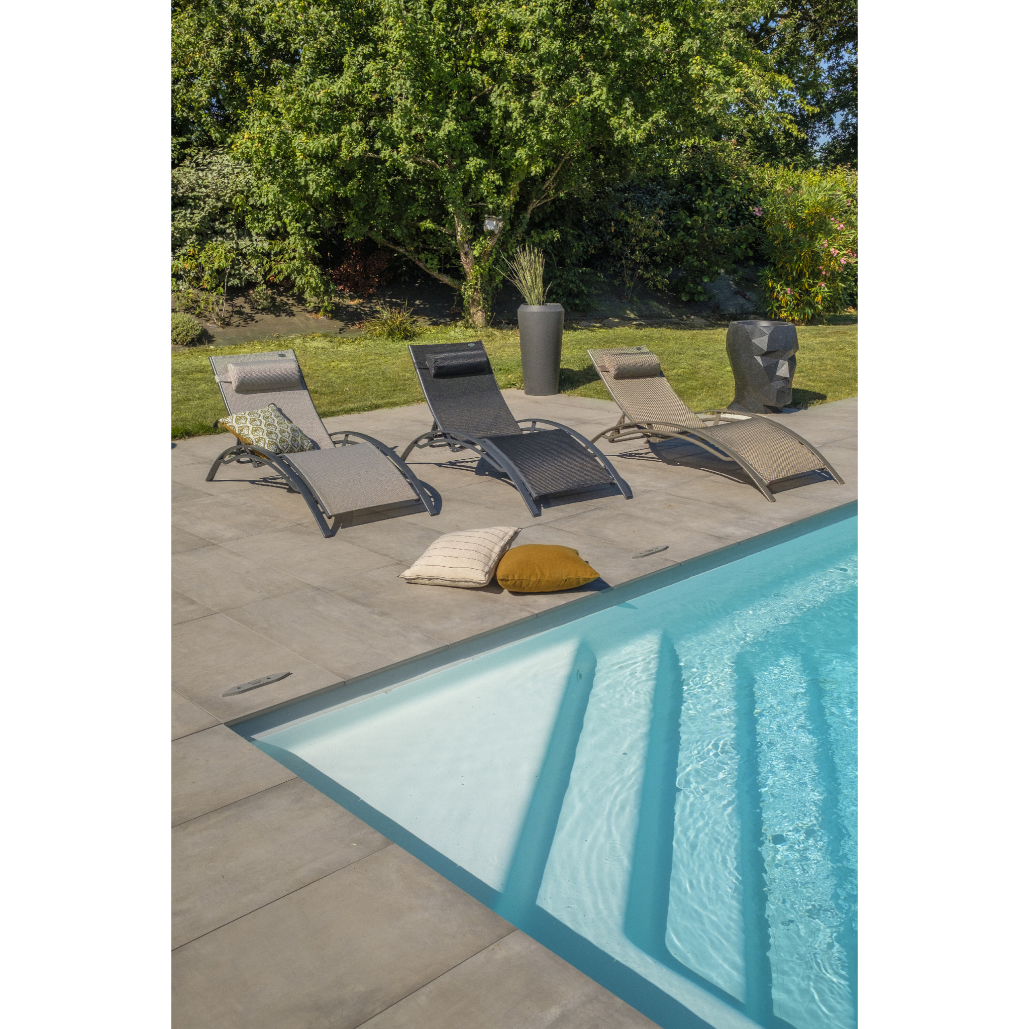 CL76 - Lot de 2 bains de soleil en aluminium et toile plastifiée noire