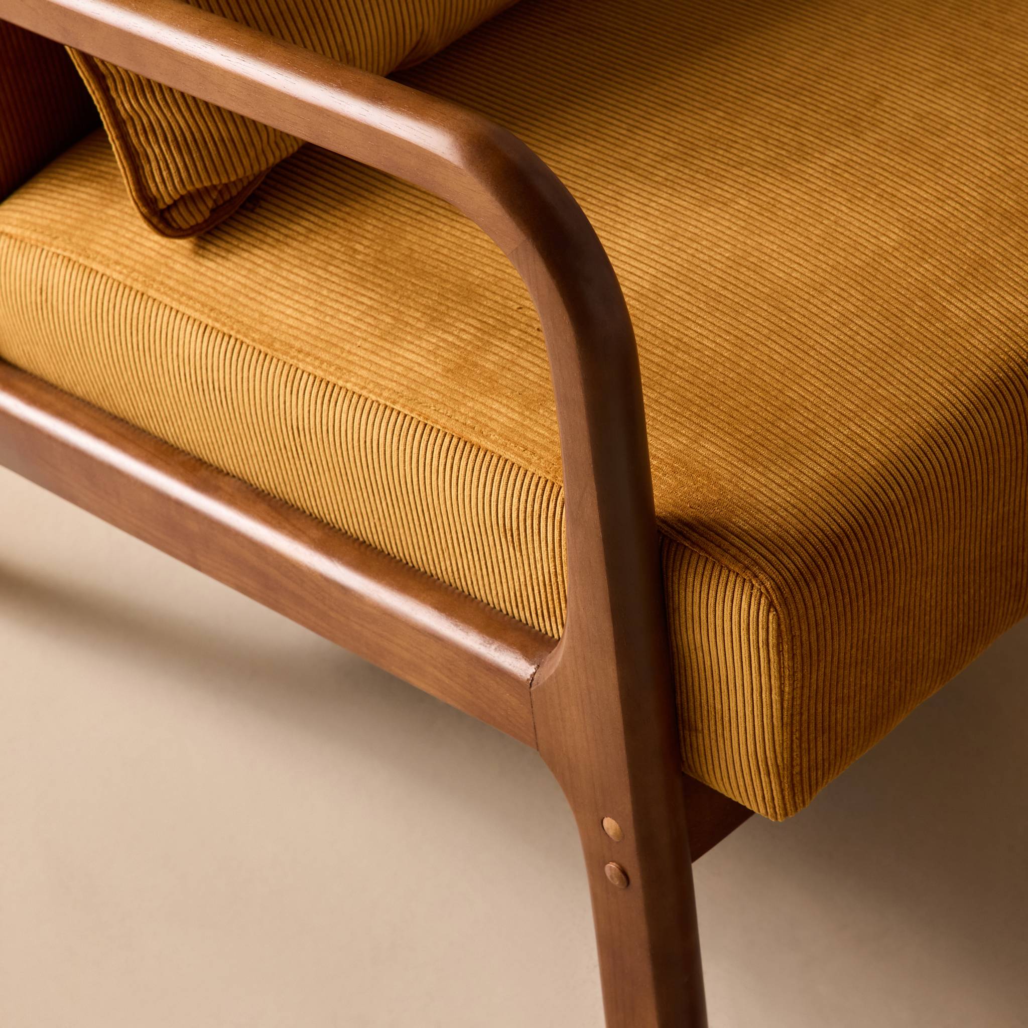 Fauteuil scandinave bois d'hévéa teinte noyer clair et velours côtelé LORENS