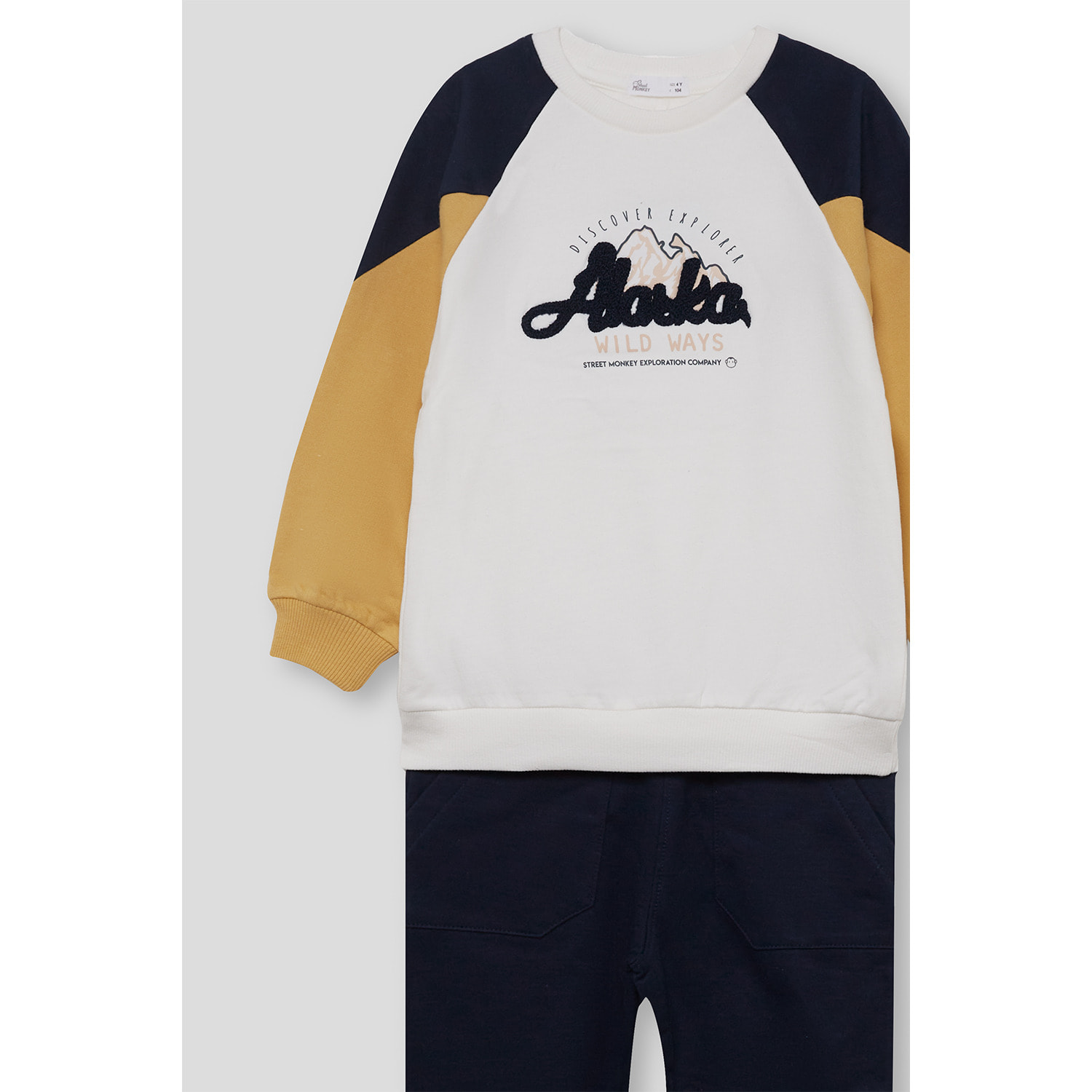 Conjunto niño sudadera crudo, mostaza y marino y pantalón jogger, texto outdoor en relieve | Color: Marino | Street Monkey