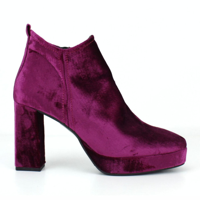 Botín plataforma en terciopelo. Tacón de 9 cm.