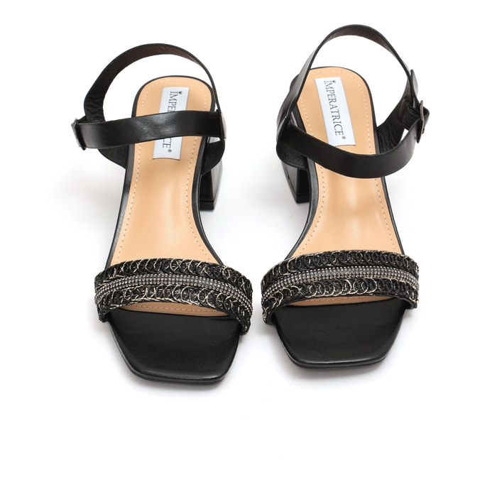 Sandali in simil pelle con tacco comodo quadrato ed applicazione strass