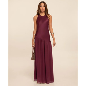 Vestido largo con corte asimétrico y espalda abierta