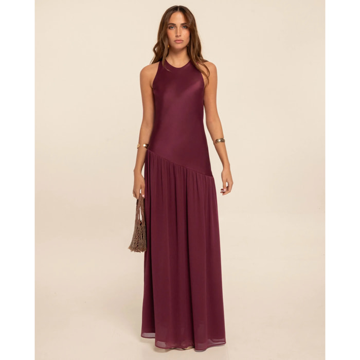 Vestido largo con corte asimétrico y espalda abierta