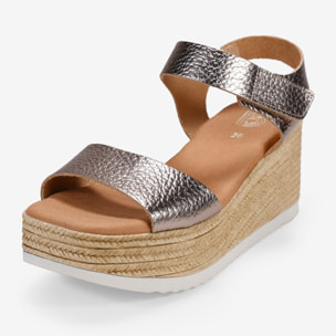 Sandalias metalizadas con cuña de esparto