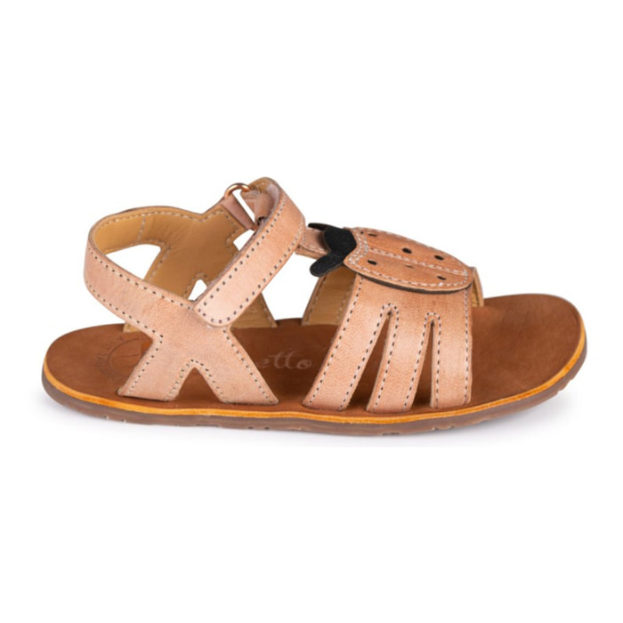 SANDALIA BAREFOOT ROSA - SUAVIDAD Y ENCANTO CON MARIQUITA EN RELIEVE